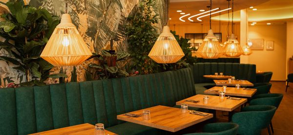 Ein Retsuarant mit Tischen und Stühlen