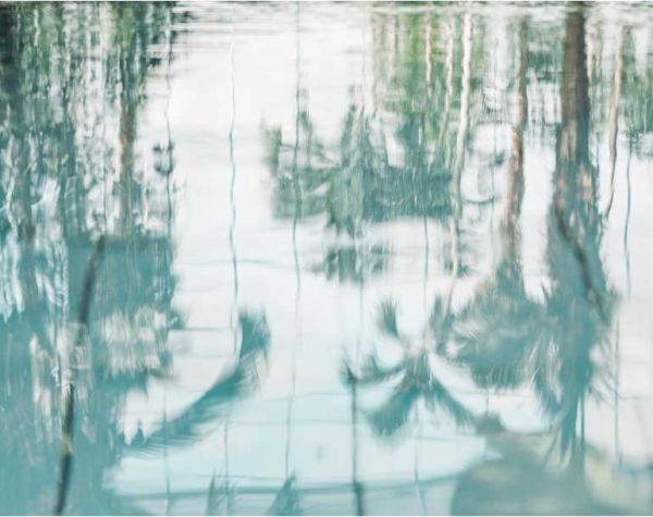 Frau mit Pool-Nudel im Wasser