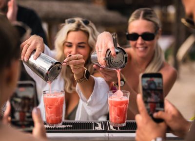 Zwei Frauen machen einen Cocktail-Workshop