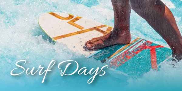 Nahaufnahme eines Surfbretts im Wasser Aufschrift "Surf Days"