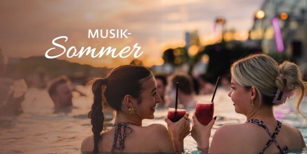 Zwei Frauen stoßen im Pool an, Aufschrift "Musik-Sommer"