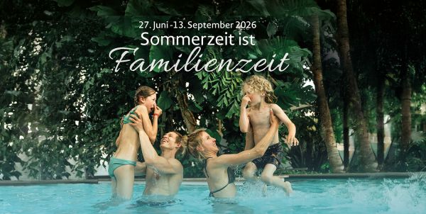 Zwei Kinder im Pool, Aufschrift "Sommerzeit ist Familienzeit"