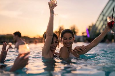 Frauen tanzen und lachen im Außenpool der Therme Euskirchen