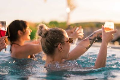 Zwei Frauen tanzen im Pool 