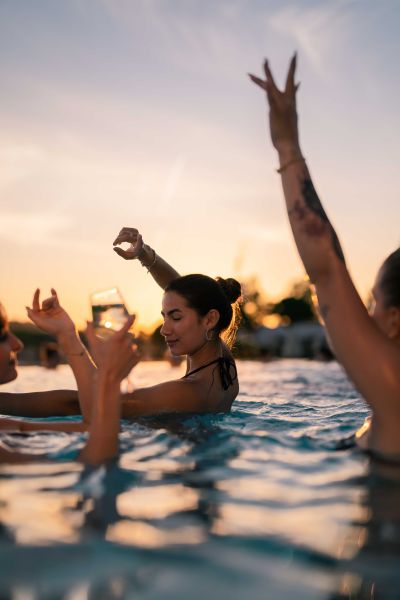 Eine Frau tanzt im Wasser 