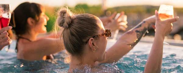 Zwei Frauen tanzen im Pool 