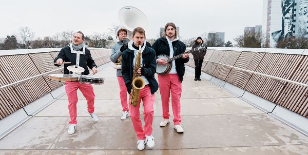 Eine Band spielt auf einer Brücke, ©Pink Banda