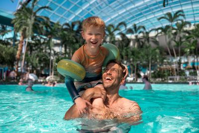 Ein Vater mit seinem Sohn im Pool