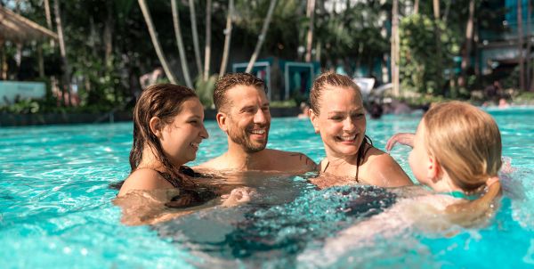 Eine Familie im Pool