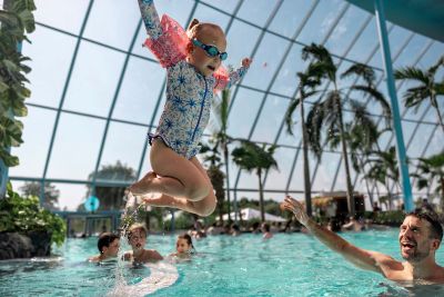 Mädchen springt in den Pool