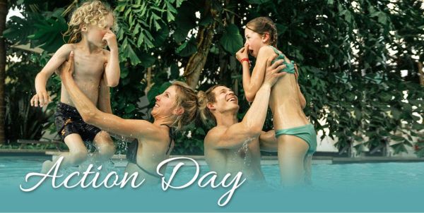 Nahaufnahme eines Surfbretts im Wasser Aufschrift "Surf Days"