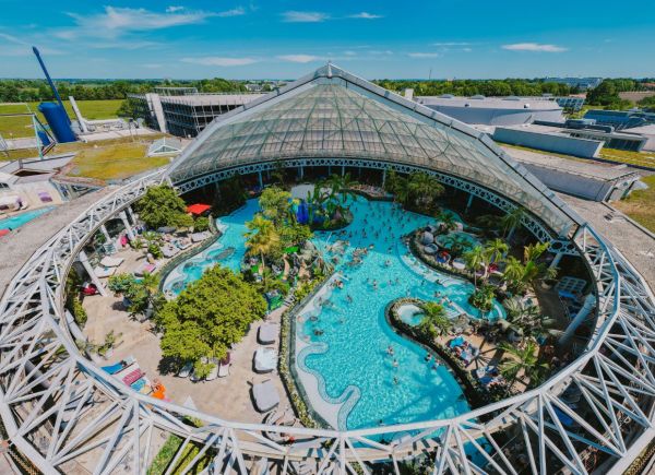 Ganz viele bunte Rutschen neben einer Therme