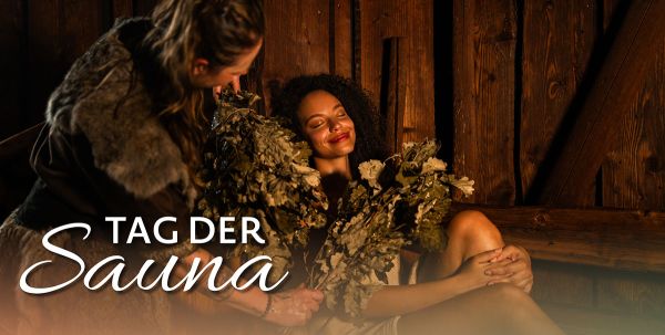 Eine Frau entspannt in einer Sauna, Aufschrift "Tag der Sauna"