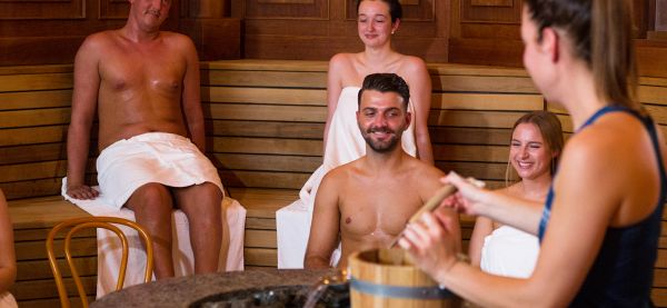 Menschen beim Sauna-Aufguss im Wiener Kaffeehaus